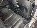 【後席6:4分割可倒式シート(電動リクライニング&電動格納機能付)】後部座席も電動リクライニング機構を搭載。座席の格納はトランクから電動で行えます。