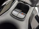 【電子パーキングブレーキ】指先ひとつでサイドブレーキの操作が可能です。信号待ちなどでブレーキペダルから足を離しても停止状態を保持する「ブレーキホールド機能」も搭載。