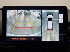 【アラウンドビューモニター】を装備しております。全周囲カメラで危険察知。狭い駐車場でも安心して駐車できますね。 4