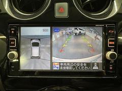 【アラウンドビューモニター】を装備しております。全周囲カメラで危険察知。狭い駐車場でも安心して駐車できますね。 3