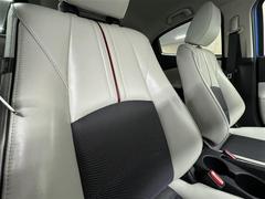 【ハーフレザーシート】汚れのふき取りが容易でメンテナンスもが簡単な、機能性に優れる合成皮革を採用した上質なシートです。座り心地もよく、高級感あふれる心地良い車内空間を演出してくれます。 5