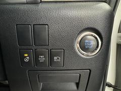 【スマートエントリー＆スタートシステム】スマートキーを持っているだけ、鍵を差し込むことなく、ボタンを押すだけでエンジン始動や停止を行うことができます。 7