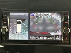 【アラウンドビューモニター】自車周辺をぐるりと俯瞰できるカメラで危険を察知。上空からの映像で自動車や障害物の位置が詳細に確認できるので、狭い駐車場でも安心して駐車できますね。 7