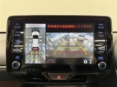 【パノラミックビューモニター】自車周辺をぐるりと俯瞰できるカメラで危険を察知。上空からの映像で自動車や障害物の位置が詳細に確認できるので、狭い駐車場でも安心して駐車できますね。 3