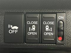 【両側パワースライドドア】ドアノブや運転席のボタンを操作するだけで、スライドドアが自動で開閉します。ご家族でのお買い物にも便利な人気装備。 5