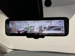 【インテリジェントルームミラー】後方に設置されたカメラの映像がルームミラー型の液晶画面に表示。トランク内の荷物が満載でも、視界が妨げられることはありません。 4
