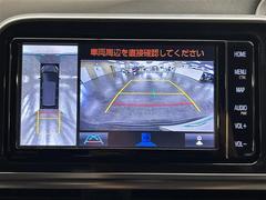 【パノラミックビューモニター】自車周辺をぐるりと俯瞰できるカメラで危険を察知。上空からの映像で自動車や障害物の位置が詳細に確認できるので、狭い駐車場でも安心して駐車できますね。 3