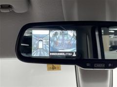 【デジタルインナーミラー】後方に設置されたカメラの映像がルームミラー型の液晶画面に表示。トランク内の荷物が満載でも、視界が妨げられることはありません。 3