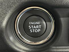 【プッシュスタート】スマートキーを持っているだけ、面倒な鍵を差し込むことなく、ボタンを押すだけでエンジン始動や停止を行うことができます。 6