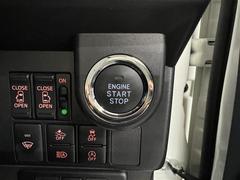 【プッシュスタート】スマートキーを持っているだけ、面倒な鍵を差し込むことなく、ボタンを押すだけでエンジン始動や停止を行うことができます。 7