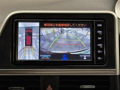 【パノラミックビューモニター】自車周辺をぐるりと俯瞰できるカメラで危険を察知。上空からの映像で自動車や障害物の位置が詳細に確認できるので、狭い駐車場でも安心して駐車できますね。 4