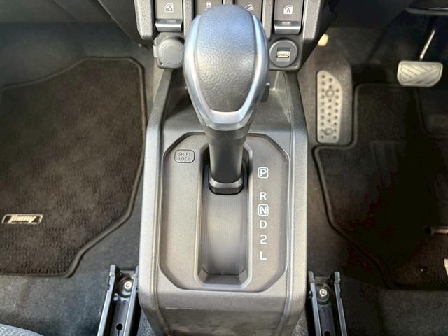 ジムニー XC【4AT・4WD・禁煙・ディスプレイオーディオ&Bカメ】 ◆ターボ◆走行15,164km◆衝突被害軽減ブレーキ◆車線逸脱警報◆【Bluetooth対応純正ディスプレイオーディオ・CD&DVD・USB】クルコン/アイスト/LEDライト/純正16AW/背面タイヤ(32枚目)