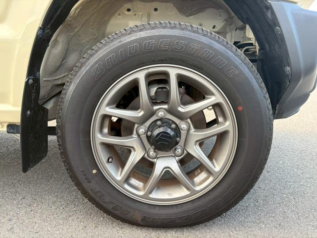 ジムニー XC【4AT・4WD・禁煙・ディスプレイオーディオ&Bカメ】 ◆ターボ◆走行15,164km◆衝突被害軽減ブレーキ◆車線逸脱警報◆【Bluetooth対応純正ディスプレイオーディオ・CD&DVD・USB】クルコン/アイスト/LEDライト/純正16AW/背面タイヤ(40枚目)