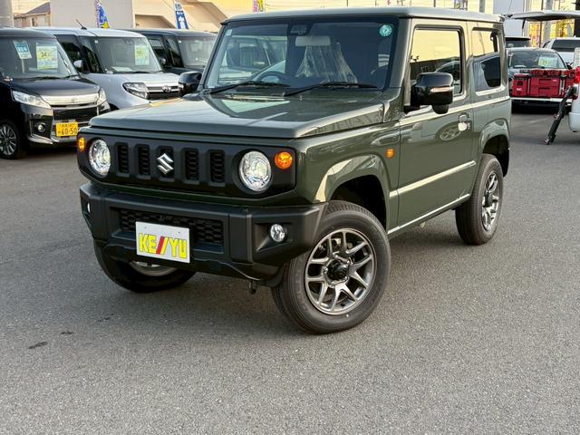 ジムニー ＸＣ【届出済未使用車・４型・４ＡＴ・４ＷＤ・クルコン】　◆走行９５ｋｍ◆和歌山仕入◆ＬＥＤオートライト＆フォグ◆ヘッドライトウォッシャー◆衝突被害軽減ブレーキ◆車線逸脱警報◆エンジンプッシュスタート◆シートヒーター◆純正１６ＡＷ◆背面タイヤ◆保証書＆記録簿（3枚目）