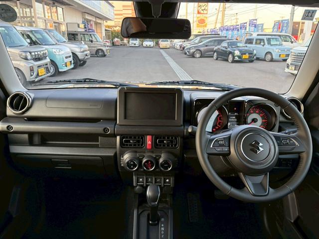 ジムニー ＸＣ【届出済未使用車・４型・４ＡＴ・４ＷＤ・クルコン】　◆走行９５ｋｍ◆和歌山仕入◆ＬＥＤオートライト＆フォグ◆ヘッドライトウォッシャー◆衝突被害軽減ブレーキ◆車線逸脱警報◆エンジンプッシュスタート◆シートヒーター◆純正１６ＡＷ◆背面タイヤ◆保証書＆記録簿（4枚目）