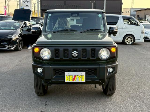 ジムニー ＸＣ【届出済未使用車・４型・４ＡＴ・４ＷＤ・クルコン】　◆走行９５ｋｍ◆和歌山仕入◆ＬＥＤオートライト＆フォグ◆ヘッドライトウォッシャー◆衝突被害軽減ブレーキ◆車線逸脱警報◆エンジンプッシュスタート◆シートヒーター◆純正１６ＡＷ◆背面タイヤ◆保証書＆記録簿（5枚目）
