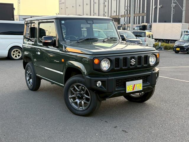 ジムニー ＸＣ【届出済未使用車・４型・４ＡＴ・４ＷＤ・クルコン】　◆走行９５ｋｍ◆和歌山仕入◆ＬＥＤオートライト＆フォグ◆ヘッドライトウォッシャー◆衝突被害軽減ブレーキ◆車線逸脱警報◆エンジンプッシュスタート◆シートヒーター◆純正１６ＡＷ◆背面タイヤ◆保証書＆記録簿（6枚目）