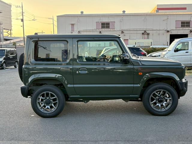 ジムニー ＸＣ【届出済未使用車・４型・４ＡＴ・４ＷＤ・クルコン】　◆走行９５ｋｍ◆和歌山仕入◆ＬＥＤオートライト＆フォグ◆ヘッドライトウォッシャー◆衝突被害軽減ブレーキ◆車線逸脱警報◆エンジンプッシュスタート◆シートヒーター◆純正１６ＡＷ◆背面タイヤ◆保証書＆記録簿（7枚目）