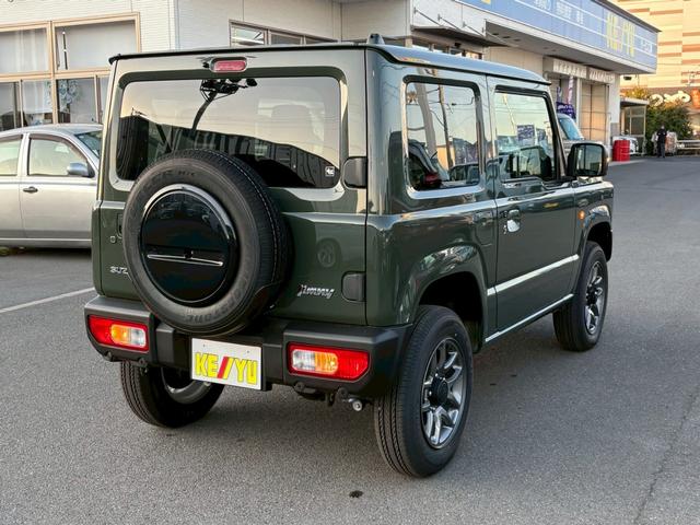 ジムニー ＸＣ【届出済未使用車・４型・４ＡＴ・４ＷＤ・クルコン】　◆走行９５ｋｍ◆和歌山仕入◆ＬＥＤオートライト＆フォグ◆ヘッドライトウォッシャー◆衝突被害軽減ブレーキ◆車線逸脱警報◆エンジンプッシュスタート◆シートヒーター◆純正１６ＡＷ◆背面タイヤ◆保証書＆記録簿（8枚目）