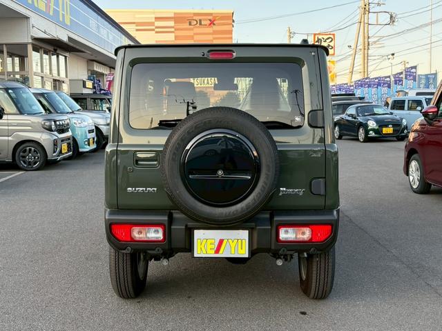 ジムニー ＸＣ【届出済未使用車・４型・４ＡＴ・４ＷＤ・クルコン】　◆走行９５ｋｍ◆和歌山仕入◆ＬＥＤオートライト＆フォグ◆ヘッドライトウォッシャー◆衝突被害軽減ブレーキ◆車線逸脱警報◆エンジンプッシュスタート◆シートヒーター◆純正１６ＡＷ◆背面タイヤ◆保証書＆記録簿（9枚目）