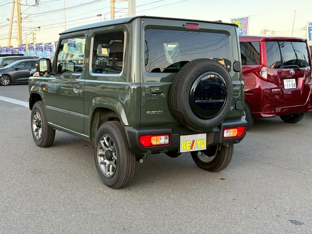 ジムニー ＸＣ【届出済未使用車・４型・４ＡＴ・４ＷＤ・クルコン】　◆走行９５ｋｍ◆和歌山仕入◆ＬＥＤオートライト＆フォグ◆ヘッドライトウォッシャー◆衝突被害軽減ブレーキ◆車線逸脱警報◆エンジンプッシュスタート◆シートヒーター◆純正１６ＡＷ◆背面タイヤ◆保証書＆記録簿（10枚目）