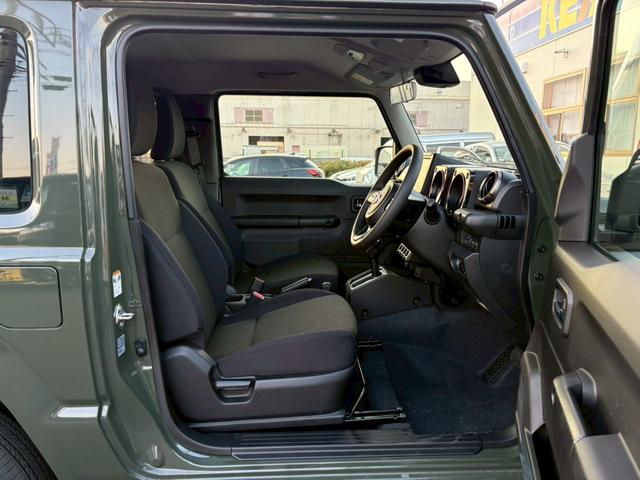 ジムニー ＸＣ【届出済未使用車・４型・４ＡＴ・４ＷＤ・クルコン】　◆走行９５ｋｍ◆和歌山仕入◆ＬＥＤオートライト＆フォグ◆ヘッドライトウォッシャー◆衝突被害軽減ブレーキ◆車線逸脱警報◆エンジンプッシュスタート◆シートヒーター◆純正１６ＡＷ◆背面タイヤ◆保証書＆記録簿（13枚目）