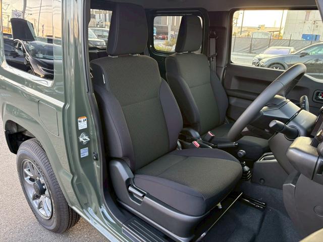 ジムニー ＸＣ【届出済未使用車・４型・４ＡＴ・４ＷＤ・クルコン】　◆走行９５ｋｍ◆和歌山仕入◆ＬＥＤオートライト＆フォグ◆ヘッドライトウォッシャー◆衝突被害軽減ブレーキ◆車線逸脱警報◆エンジンプッシュスタート◆シートヒーター◆純正１６ＡＷ◆背面タイヤ◆保証書＆記録簿（14枚目）