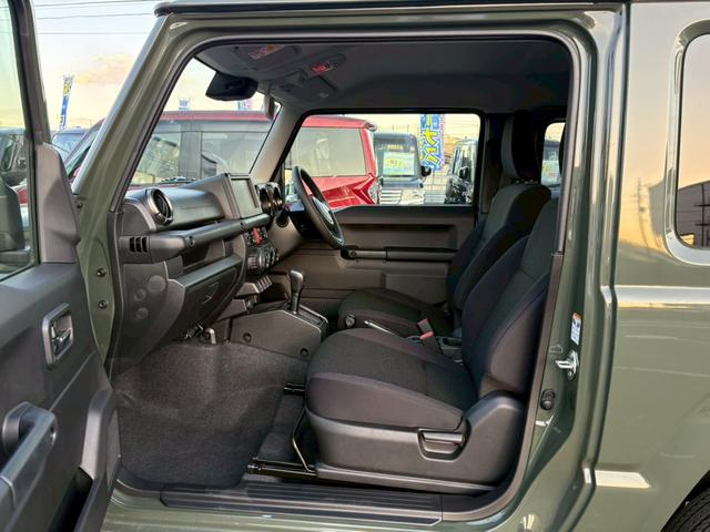 ジムニー ＸＣ【届出済未使用車・４型・４ＡＴ・４ＷＤ・クルコン】　◆走行９５ｋｍ◆和歌山仕入◆ＬＥＤオートライト＆フォグ◆ヘッドライトウォッシャー◆衝突被害軽減ブレーキ◆車線逸脱警報◆エンジンプッシュスタート◆シートヒーター◆純正１６ＡＷ◆背面タイヤ◆保証書＆記録簿（15枚目）