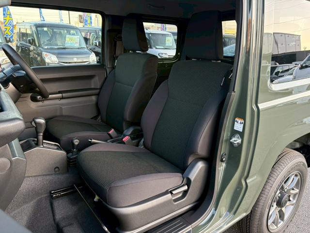 ジムニー ＸＣ【届出済未使用車・４型・４ＡＴ・４ＷＤ・クルコン】　◆走行９５ｋｍ◆和歌山仕入◆ＬＥＤオートライト＆フォグ◆ヘッドライトウォッシャー◆衝突被害軽減ブレーキ◆車線逸脱警報◆エンジンプッシュスタート◆シートヒーター◆純正１６ＡＷ◆背面タイヤ◆保証書＆記録簿（16枚目）