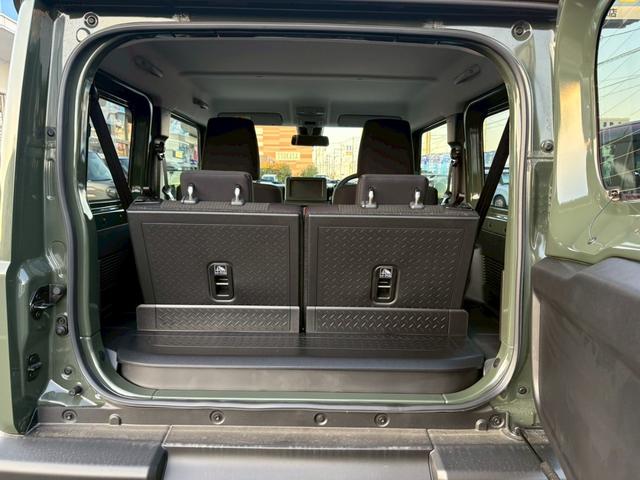 ジムニー ＸＣ【届出済未使用車・４型・４ＡＴ・４ＷＤ・クルコン】　◆走行９５ｋｍ◆和歌山仕入◆ＬＥＤオートライト＆フォグ◆ヘッドライトウォッシャー◆衝突被害軽減ブレーキ◆車線逸脱警報◆エンジンプッシュスタート◆シートヒーター◆純正１６ＡＷ◆背面タイヤ◆保証書＆記録簿（18枚目）