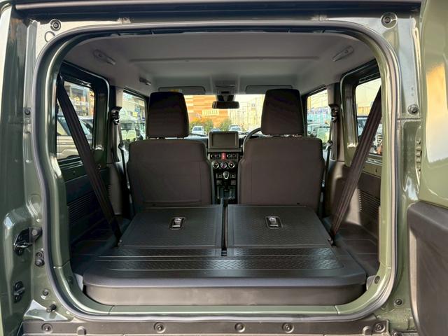 ジムニー ＸＣ【届出済未使用車・４型・４ＡＴ・４ＷＤ・クルコン】　◆走行９５ｋｍ◆和歌山仕入◆ＬＥＤオートライト＆フォグ◆ヘッドライトウォッシャー◆衝突被害軽減ブレーキ◆車線逸脱警報◆エンジンプッシュスタート◆シートヒーター◆純正１６ＡＷ◆背面タイヤ◆保証書＆記録簿（19枚目）