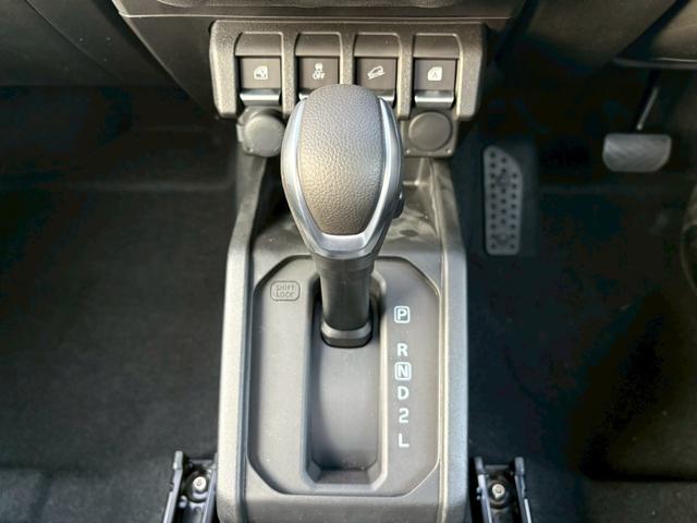 ジムニー ＸＣ【届出済未使用車・４型・４ＡＴ・４ＷＤ・クルコン】　◆走行９５ｋｍ◆和歌山仕入◆ＬＥＤオートライト＆フォグ◆ヘッドライトウォッシャー◆衝突被害軽減ブレーキ◆車線逸脱警報◆エンジンプッシュスタート◆シートヒーター◆純正１６ＡＷ◆背面タイヤ◆保証書＆記録簿（24枚目）