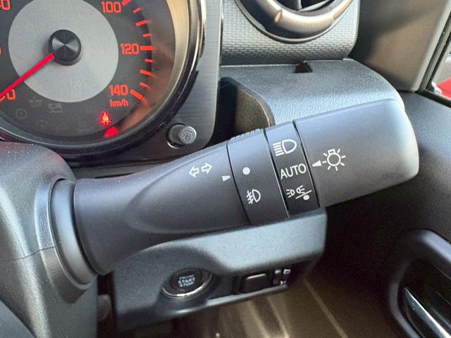 ジムニー ＸＣ【届出済未使用車・４型・４ＡＴ・４ＷＤ・クルコン】　◆走行９５ｋｍ◆和歌山仕入◆ＬＥＤオートライト＆フォグ◆ヘッドライトウォッシャー◆衝突被害軽減ブレーキ◆車線逸脱警報◆エンジンプッシュスタート◆シートヒーター◆純正１６ＡＷ◆背面タイヤ◆保証書＆記録簿（29枚目）