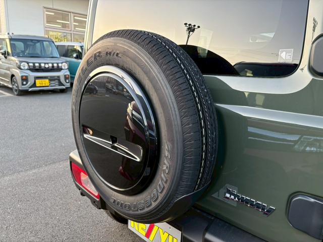 ジムニー ＸＣ【届出済未使用車・４型・４ＡＴ・４ＷＤ・クルコン】　◆走行９５ｋｍ◆和歌山仕入◆ＬＥＤオートライト＆フォグ◆ヘッドライトウォッシャー◆衝突被害軽減ブレーキ◆車線逸脱警報◆エンジンプッシュスタート◆シートヒーター◆純正１６ＡＷ◆背面タイヤ◆保証書＆記録簿（32枚目）