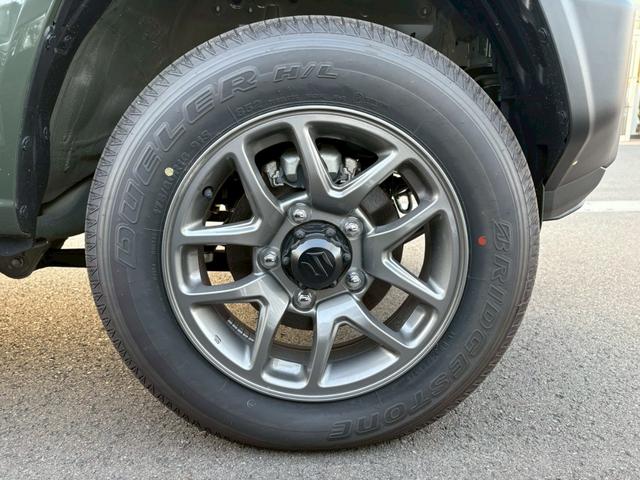 ジムニー ＸＣ【届出済未使用車・４型・４ＡＴ・４ＷＤ・クルコン】　◆走行９５ｋｍ◆和歌山仕入◆ＬＥＤオートライト＆フォグ◆ヘッドライトウォッシャー◆衝突被害軽減ブレーキ◆車線逸脱警報◆エンジンプッシュスタート◆シートヒーター◆純正１６ＡＷ◆背面タイヤ◆保証書＆記録簿（33枚目）