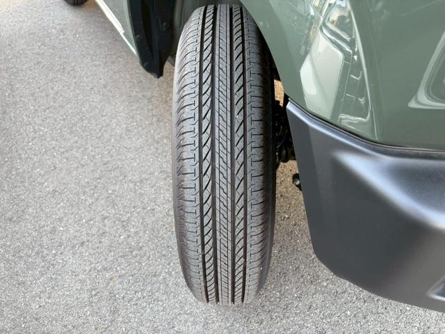 ジムニー ＸＣ【届出済未使用車・４型・４ＡＴ・４ＷＤ・クルコン】　◆走行９５ｋｍ◆和歌山仕入◆ＬＥＤオートライト＆フォグ◆ヘッドライトウォッシャー◆衝突被害軽減ブレーキ◆車線逸脱警報◆エンジンプッシュスタート◆シートヒーター◆純正１６ＡＷ◆背面タイヤ◆保証書＆記録簿（34枚目）