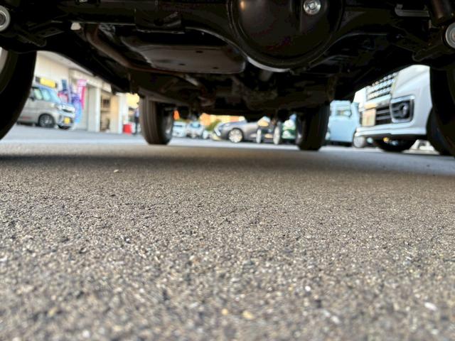 ジムニー ＸＣ【届出済未使用車・４型・４ＡＴ・４ＷＤ・クルコン】　◆走行９５ｋｍ◆和歌山仕入◆ＬＥＤオートライト＆フォグ◆ヘッドライトウォッシャー◆衝突被害軽減ブレーキ◆車線逸脱警報◆エンジンプッシュスタート◆シートヒーター◆純正１６ＡＷ◆背面タイヤ◆保証書＆記録簿（37枚目）