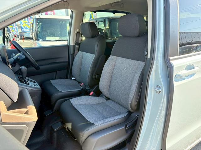 フリード e:HEVエアー EX登録済未使用車 マルチビューカメラ 純正11.4インチナビ ETC2.0 BSI・後退出庫サポート アダプティブドライビングビーム 両側電動スライドドア シートヒーター レザー調コンビシート リアクーラー パーキングセンサー 専用アルミ(19枚目)