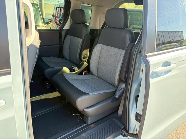 フリード e:HEVエアー EX登録済未使用車 マルチビューカメラ 純正11.4インチナビ ETC2.0 BSI・後退出庫サポート アダプティブドライビングビーム 両側電動スライドドア シートヒーター レザー調コンビシート リアクーラー パーキングセンサー 専用アルミ(21枚目)