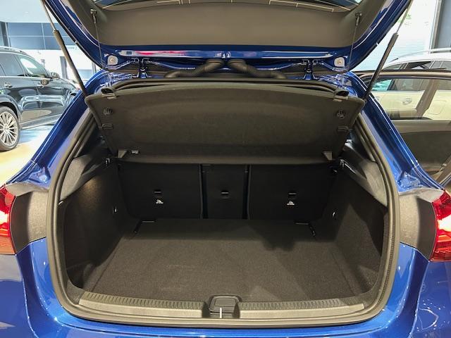Ａクラス Ａ１８０　ＡＭＧラインパッケージ　弊社デモカーアップ　認定中古車保証２年　ＡＭＧラインパッケージ　ナビゲーションパッケージ　レーダーセーフティーパッケージ　リアビューカメラ　デジタルコックピットディスプレイ　キーレスゴー（9枚目）
