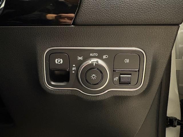 ＧＬＡクラス ＧＬＡ２００ｄ　４マチック　ＡＭＧラインパッケージ　認定中古車保証２年　ＡＭＧラインパッケージ　レーダーセーフティーパッケージ　３６０°カメラシステム　アンビエントライト　シートヒーター　メモリー付きパワーシート　キーレスゴー　ワイヤレスチャージング（7枚目）