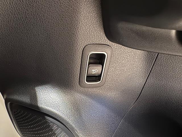 ＧＬＡクラス ＧＬＡ２００ｄ　４マチック　ＡＭＧラインパッケージ　認定中古車保証２年　ＡＭＧラインパッケージ　レーダーセーフティーパッケージ　３６０°カメラシステム　アンビエントライト　シートヒーター　メモリー付きパワーシート　キーレスゴー　ワイヤレスチャージング（13枚目）