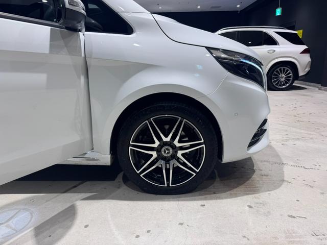 Vクラス V220dエクスクルーシブロングプラチナスイート パノラミックスライディングルーフ 本革巻きステアリングホイール Burmesterサラウンドサウンドシステム シートベンチレーター シートヒーター 360°カメラシステム  アンビエントライト(4枚目)