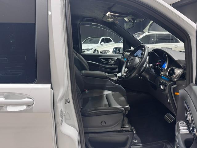 Vクラス V220dエクスクルーシブロングプラチナスイート パノラミックスライディングルーフ 本革巻きステアリングホイール Burmesterサラウンドサウンドシステム シートベンチレーター シートヒーター 360°カメラシステム  アンビエントライト(11枚目)