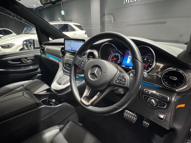 Vクラス V220dエクスクルーシブロングプラチナスイート パノラミックスライディングルーフ 本革巻きステアリングホイール Burmesterサラウンドサウンドシステム シートベンチレーター シートヒーター 360°カメラシステム  アンビエントライト(12枚目)