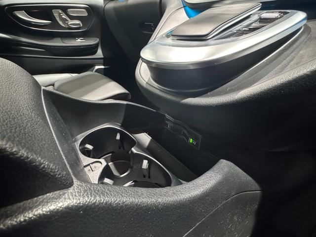 Vクラス V220dエクスクルーシブロングプラチナスイート パノラミックスライディングルーフ 本革巻きステアリングホイール Burmesterサラウンドサウンドシステム シートベンチレーター シートヒーター 360°カメラシステム  アンビエントライト(17枚目)