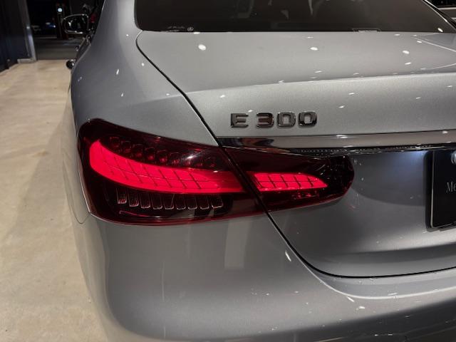Eクラス E300 スポーツ 認定中古車 360°カメラシステム パノラミックスライディングルーフ ヘッドアップディスプレイ 本革シート Blumesterサラウンド エアバランスパッケージ メモリー付きパワーシート(16枚目)