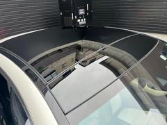 メルセデス・シートの良さは、疲れにくい構造になっております。まるで自宅のソファーに座りながら、移動しているかの様な感覚でございます。目的地まで快適なドライビングをお楽しみ下さい。 5