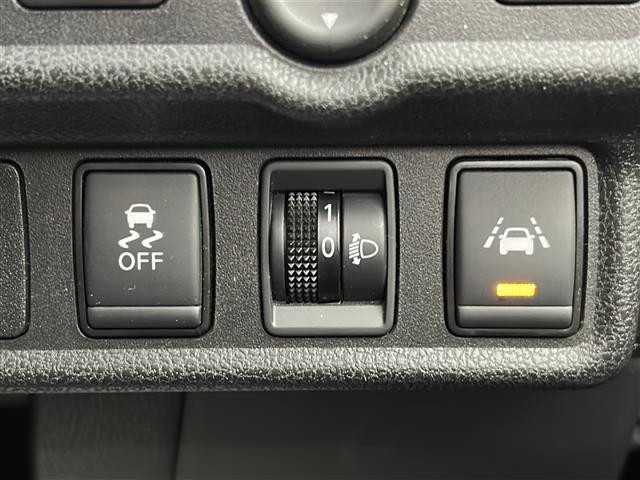 ノート Ｘ　禁煙車／衝突軽減／車線逸脱支援／アラウンドビューモニター／デジタルミラー／純正７インチナビ／フルセグＴＶ／プッシュスタート／スマートキー／ＬＥＤヘッドライト／フロアマット／ドアバイザー／電格ミラー（5枚目）