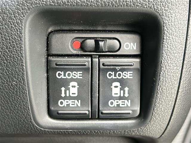 Ｎ－ＢＯＸカスタム ２トーンカラースタイル　Ｇ・Ｌパッケージ　禁煙車／衝突軽減／両側電動ドア／バックカメラ／フルセグＴＶ／ＥＴＣ／前後ドラレコ／ＨＩＤヘッドライト／フォグランプ／横滑り防止装置／ＥＣＯＮスイッチ／純正１４インチアルミホイール／ステアリングスイッチ（3枚目）